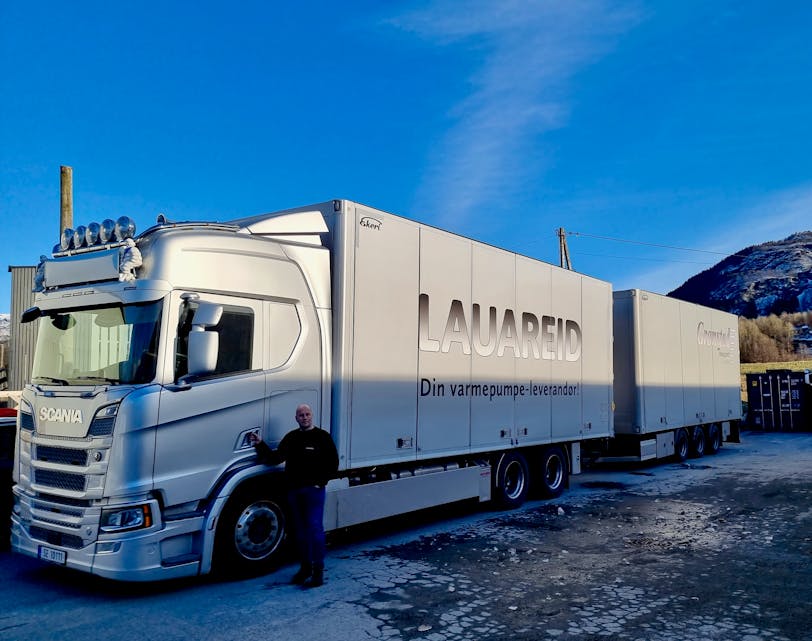 Bjarte Lauareid med det nye, flotte vogntoget.
Foto: Privat