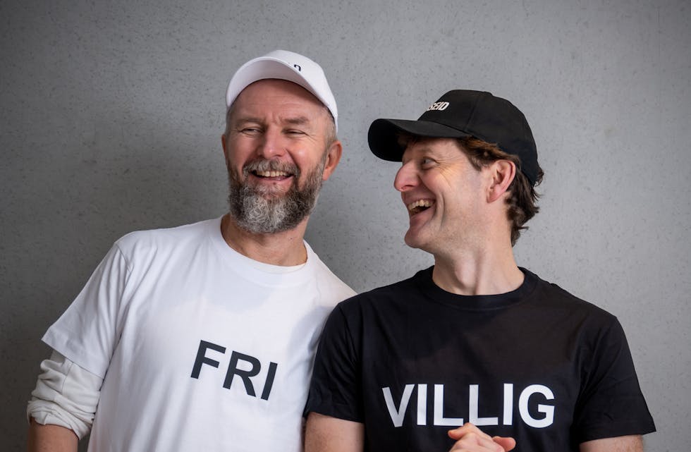 Aril Schøld (t.v.) og Tor Øyvind Skeiseid heidrar dei frivillige med eit show på Sjøperlo i Ølen.
Foto: Geir Landa