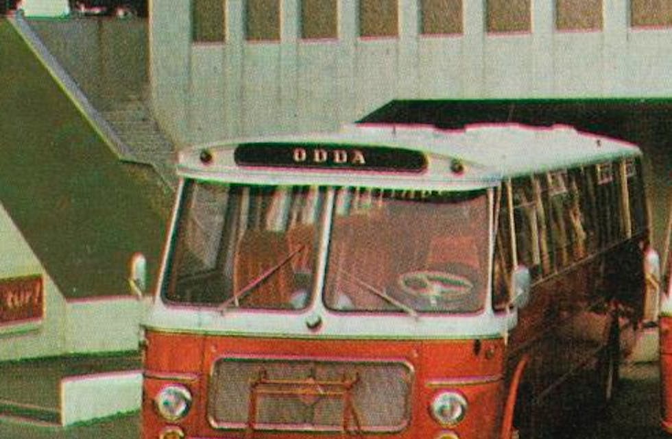 Det er lett å sjå at denne samlinga av lokale HSD-bussar frå l950- og 60-åra har felles opphav, understell frå Scania-Vabis, og påbygg frå Brødrene Repstads Karosserifabrikk. Bussane er oppstilte ved anlegget i Haugesund. Heilt til høgre står ei godsvogn og tre kombinertbilar av typen Mercedes-Benz. Biletet er teke i 1968. 

FOTO: HSD/Ukjent fotograf