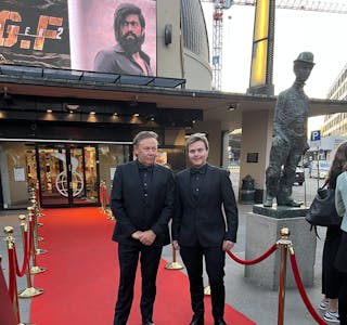 Kjell og Kristoffer Grønstad (t.h.) på veg til premiefesten for filmen Alt for Norge, som også var ein bursdagsfest for Drillo. 
Foto: Privat