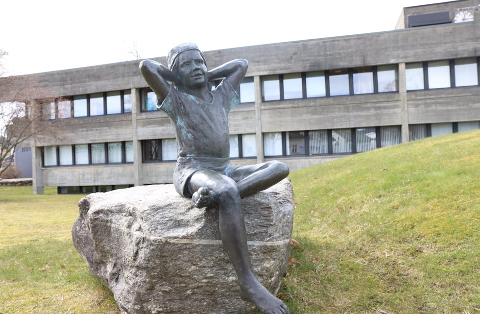 Statuen av den unge jenta framfor Etne Tinghus har ikkje lenger genser på seg. Foto: Svein-Erik Larsen