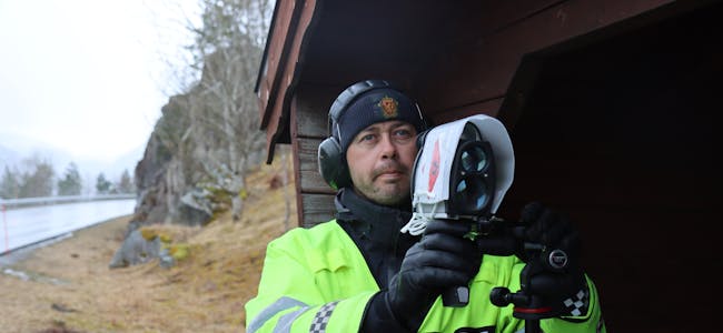 Nedslåande resultat. Kjetil Nesbu i UP kontrollerer farten til påsketuristar. 
Foto: Svein-Erik Larsen