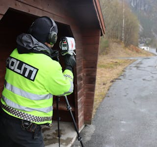 Kjetil Nesbu i UP under ein kontroll på Viskjer onsdag. Han og ein patrulje bevegde seg etter kvart til Rullestad tunnelen. Foto: Svein-Erik Larsen
