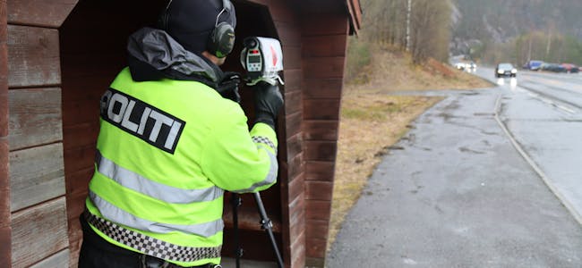 Kjetil Nesbu i UP under ein kontroll på Viskjer onsdag. Han og ein patrulje bevegde seg etter kvart til Rullestad tunnelen. Foto: Svein-Erik Larsen