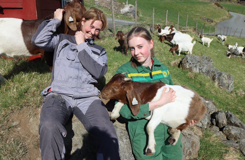 Heidi Silgjerd og dottera Thea Silgjerd Sandvik stortrivst med boergeitene på garden i Etne. 
Foto: Svein-Erik Larsen
