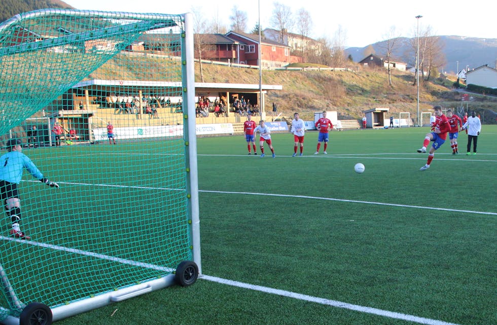 Casper Kvamen Clausen set inn Ølen sitt første mål i 6. divisjon 2022 på straffe.