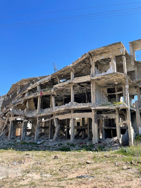 Eit av dei utbomba bygningane i den syriske byen Homs.
Foto: Privat