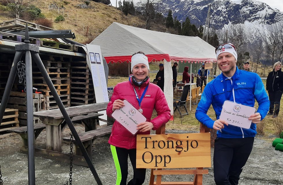 Maryna Novik og Tom Erik Karlsen vann Tronjo Opp. Dei fekk medaljar og premiesjekkar. Foto: Olav Samland.