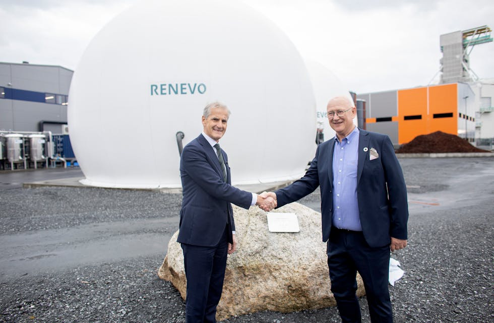 Statsminister Jonas Gahr Støre saman med dagleg leiar i Renevo, Jan Kåre Pedersen under opninga av det nye biogassanlegget på Stord. Bilete: Renevo.