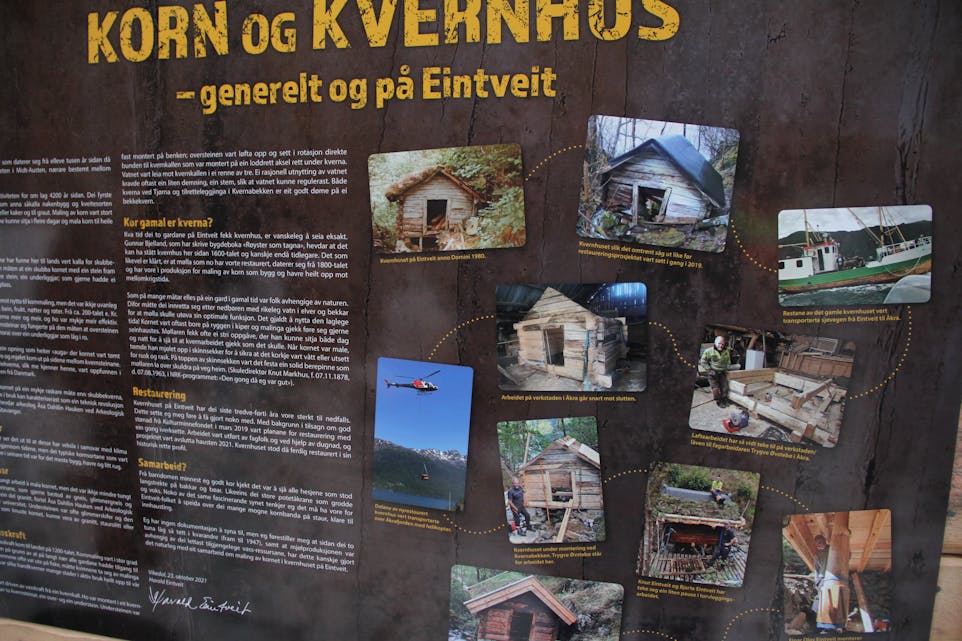 Infotavla ved det nyrestaurerte kvernhuset på Eintveit gir eit historisk tilbakeblikk.
Foto: Arne Frøkedal