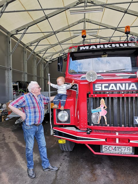 Arne Markhus er stolt eigar av denne veteranlastebilen frå 1978. Vidare er han ein stolt bestefar til Steffen, som sit på framskjermen.
Foto: Privat