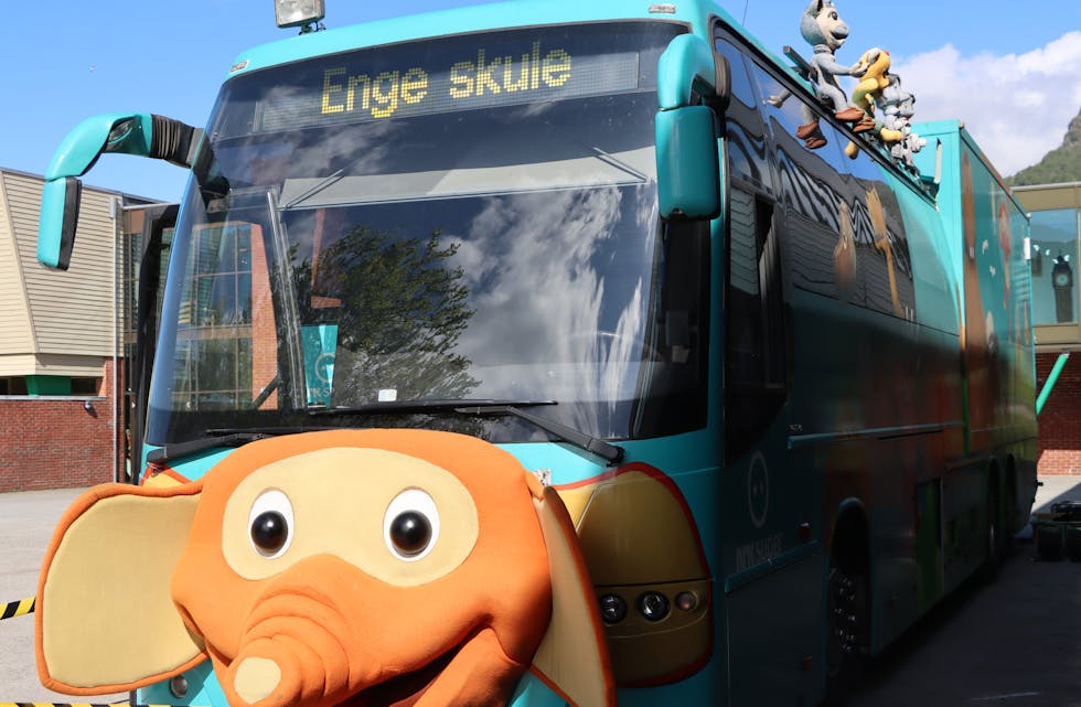 Fantorangen pryda fronten på NRK Superbussen.