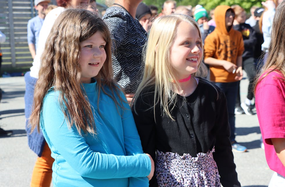 Tredjeklassingane Hedda Lindås Eriksen (t.v.) og Hedda Myklebust Høyland koste seg på NRK sitt Supershow på Enge skule.