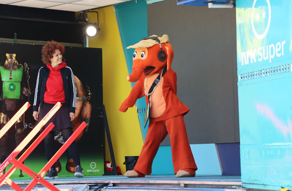 Fantorangen og Margrethe Røed i full sving på scenen.