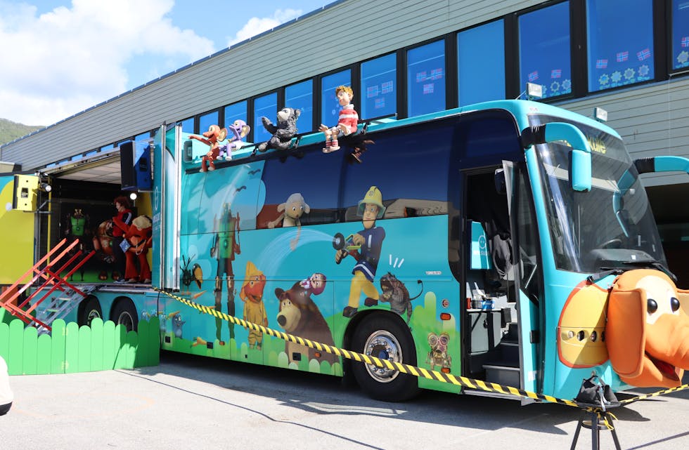 NRK Superbussen svinga innom Enge skule.