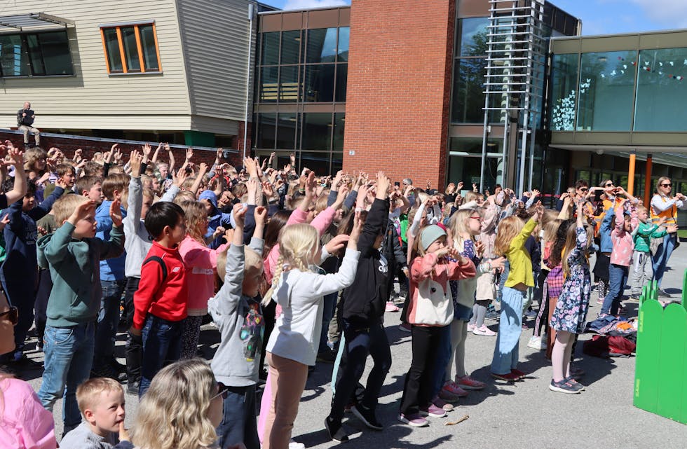 Elevane i 1. til 7. klasse ved Enge skule gav alt under BlimE-dansen.
Foto: Irene Mæland Haraldsen
