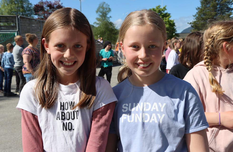 Fjerdeklassingane Mai-Linn Grindheim (t.v.) og Margret Lindevik Arnestad koste seg med NRK Super-showet.