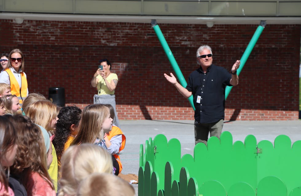 Rektor Morten Odeen fekk i oppgåve å leia BlimE-dansen, til stor glede for elevane ved Enge skule.