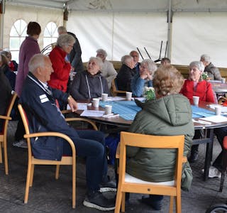 Den nasjonale Verdas Aktivitetsdagen i Skånevik samla mange, og drøset gjekk livleg rundt borda.
Foto:Anne-Britt Grindheim