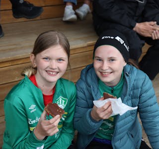 Lisa Selland Ramsvik (11, f.v.)  og Sigrid Austreim (11) koste seg på kamp.