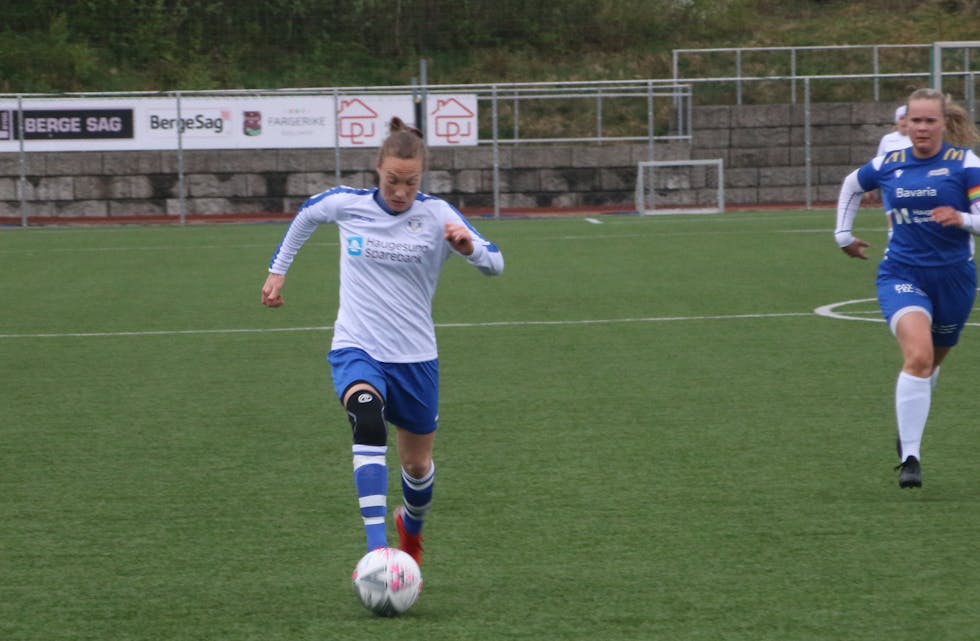 Thea Karoline Blikra spring frå Haugar-forsvaret og set inn 1-0. FOTO: MAGNE SKÅLNES