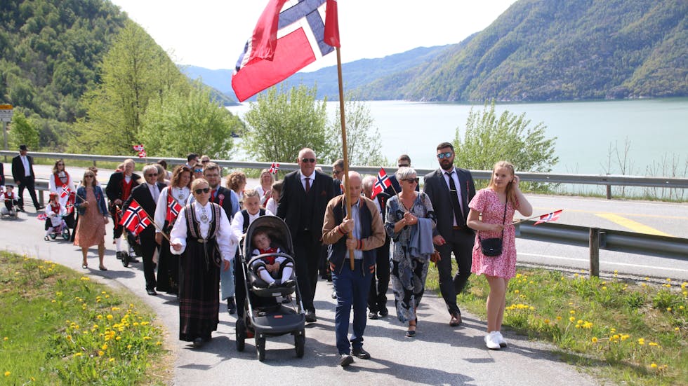 Folketoget på Markhus i 2022 anført av Jon Arne Markhus med flagget. FOTO: MAGNE SKÅLNES