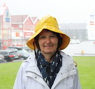 Kari Vik Stuhaug i regnhabitt 10. mai 2022