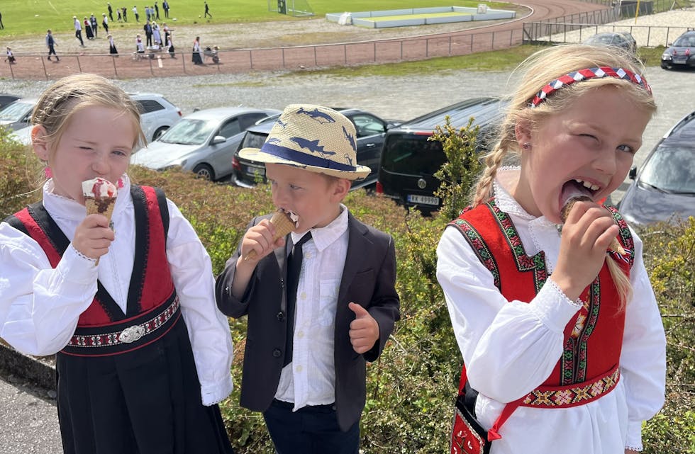 Agathe Ebbesvik Matre (f.v. 6), Oscar Ebbesvik Matre (4) og Live Serine Eljervik (7) er alle glade i jordbærkroneis, og koste seg under 17. mai-feiringa i Skånevik. Foto: Åse Hjelmervik