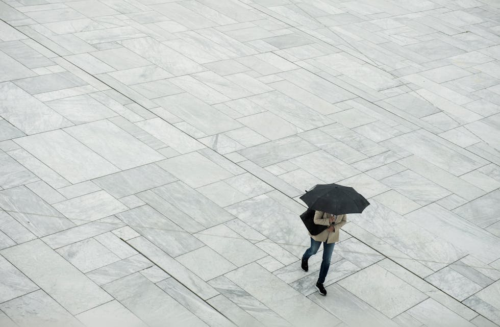 Det er få dagar til det offisielt kan erklærast sommar i Noreg. Men det blir ei stund til ein kan byte ut paraply med solkrem og shorts. Til helga blir det kjølig i nesten heile landet. Illustrasjonsfoto: Annika Byrde / NTB / NPK