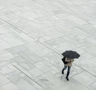 Det er få dagar til det offisielt kan erklærast sommar i Noreg. Men det blir ei stund til ein kan byte ut paraply med solkrem og shorts. Til helga blir det kjølig i nesten heile landet. Illustrasjonsfoto: Annika Byrde / NTB / NPK