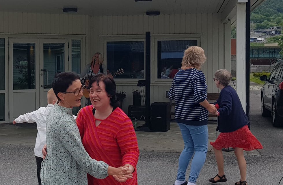 Magnhild Hovin (t.v.) og Aminda Hardeland svinga seg i dansen under sommarfesten.
Foto: Privat
