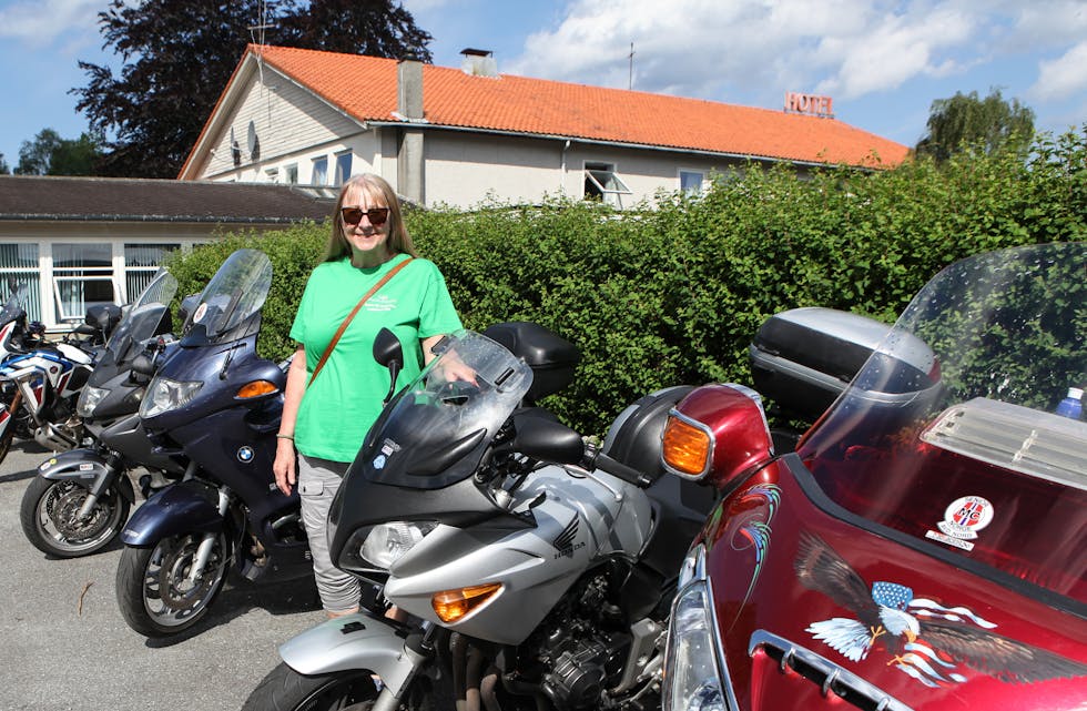 Reidun Lone har ein Honda CBF 650. Ho storkosar seg på tur med motorsykkelen, og i helga var ho på landstreff i Skånevik. Foto: Anita Haugland