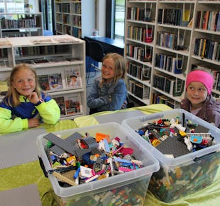 Kjekt å kunna laga noko nytt med Lego. Frå venstre Martine Nilsen, Mali Nordveit og Andrea Nilsen.
Foto: Heidi Berakvam
