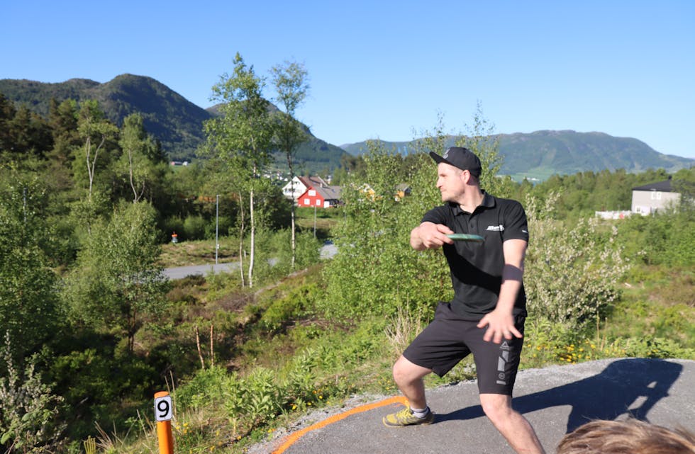 Sindre Skippervik tek sats på det siste holet på den nye frisbee-golfbanen i Ølensvåg.
Foto: Svein-Erik Larsen