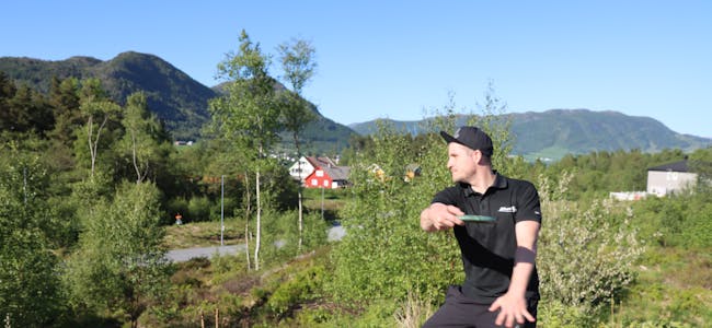 Sindre Skippervik tek sats på det siste holet på den nye frisbee-golfbanen i Ølensvåg. 
Foto: Svein-Erik Larsen