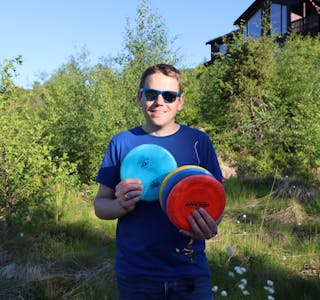 Leif Thorsen gler seg over at den nye frisbeegolfbanen i Ølensvåg er klar. Foto: Svein-Erik Larsen