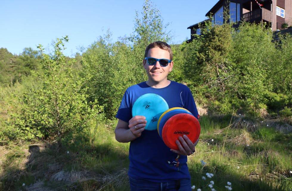 Leif Thorsen gler seg over at den nye frisbeegolfbanen i Ølensvåg er klar. Foto: Svein-Erik Larsen