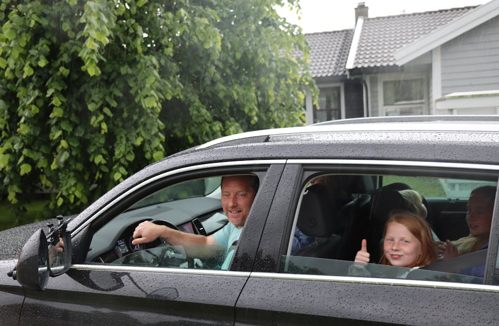 Ein storfornøgd familie på veg til å parkere campingvogna for Etnecup-helga. Foto: Svein-Erik Larsen