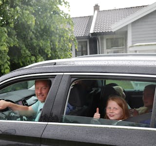 Ein storfornøgd familie på veg til å parkere campingvogna for Etnecup-helga. Foto: Svein-Erik Larsen