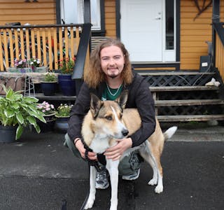 Odin Heggebø er klar for tur med hunden sin Niku. Foto: Svein-Erik Larsen