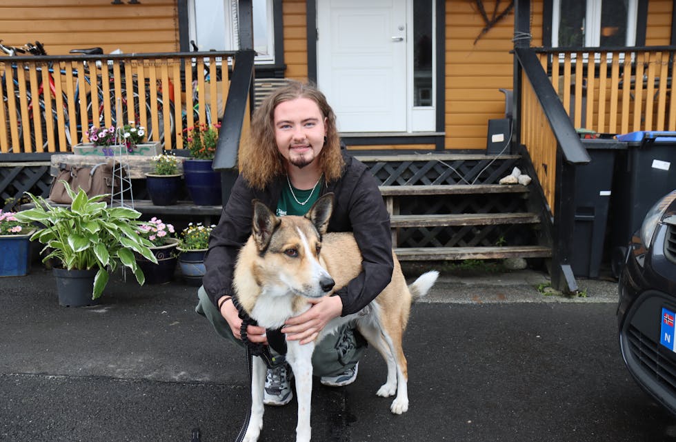 Odin Heggebø er klar for tur med hunden sin Niku. Foto: Svein-Erik Larsen