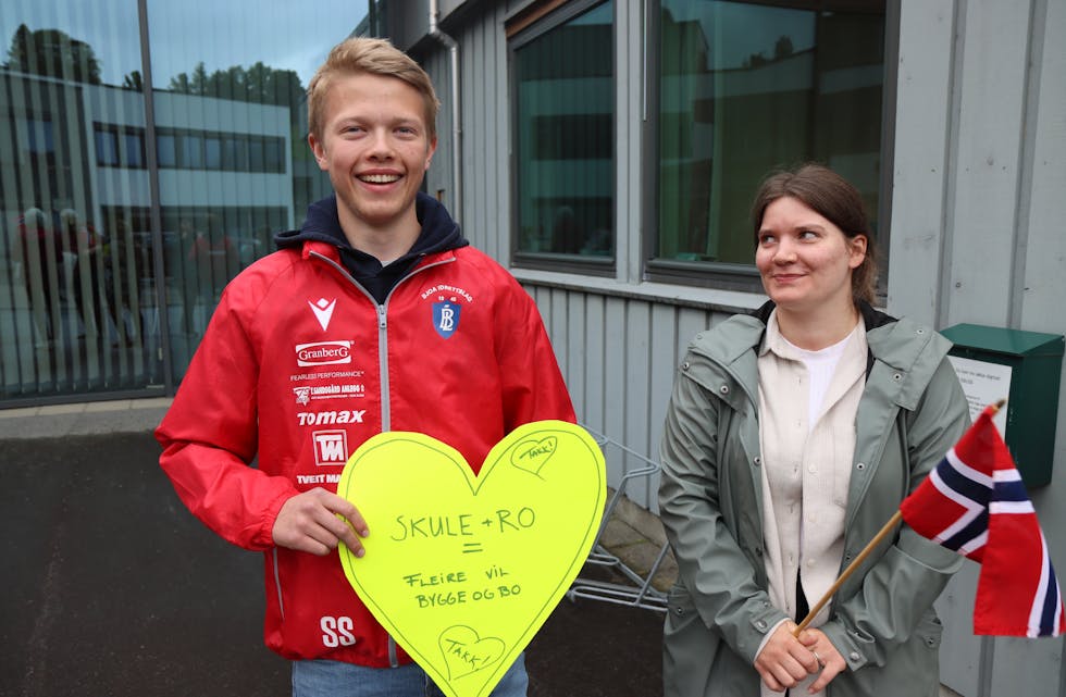Sindre Sandsgård og Solvor Vee Sandsgård møtte opp utanfor Vindafjord rådhus for å vise sitt engasjement for Bjoa skule. Foto: Svein-Erik Larsen 