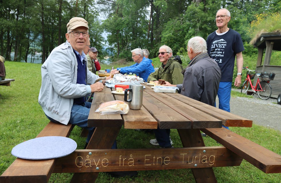 Arnt Grindheim var godt fornøgd med dei nye benkane frå Etne Turlag. Foto: Svein-Erik Larsen