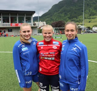 Proffane Hanne Bjelland (f.v.), Kristine Hustveit Nybru og Solfrid Hetleflåt Bråthen var på plass i Ølen under TINE Fotballskule.