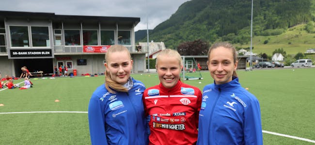 Proffane Hanne Bjelland (f.v.), Kristine Hustveit Nybru og Solfrid Hetleflåt Bråthen var på plass i Ølen under TINE Fotballskule.
