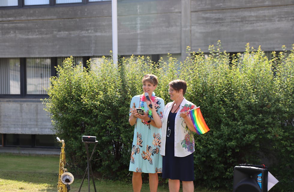 Kristin Golf (f.v.) og ordførar Mette Heidi Bergsvåg Ekrheim holdt talar under Pride-markeringa i Etne. Foto: Svein-Erik Larsen