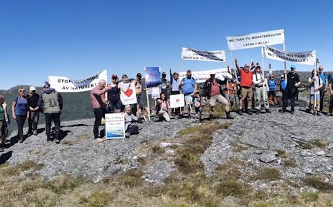 30-40 personar møtte til markering på Strype 2. pinsedag, for å markera motstand mot kraftlinjer i fjellet. 
Foto: Privat