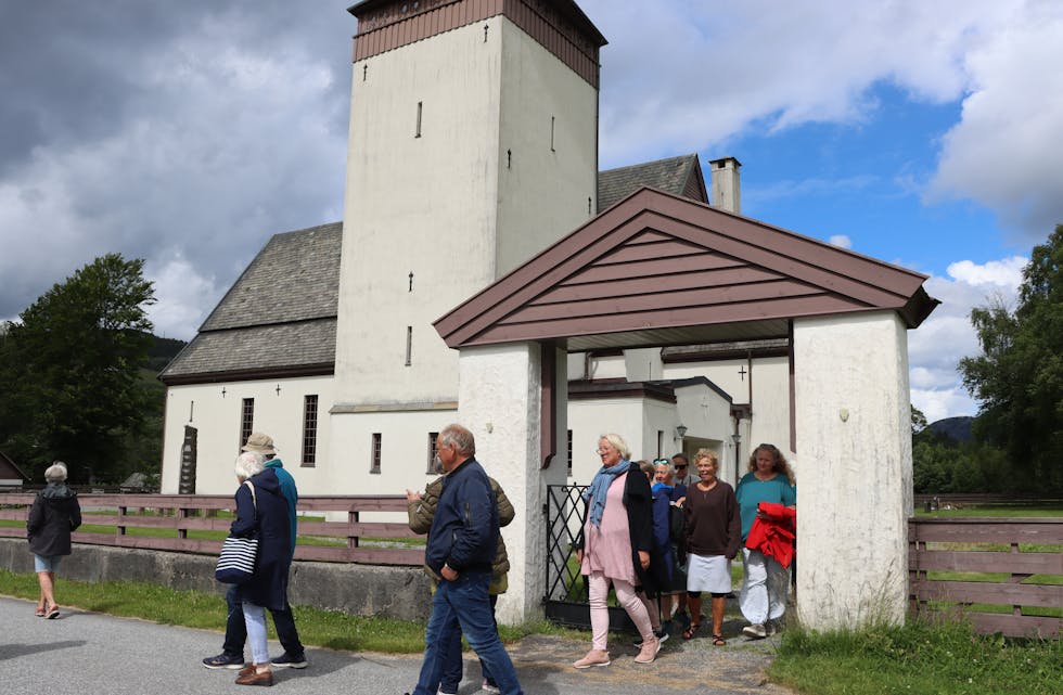 Bygdefolk og tilreisande tok turen til kyrkja i Vikebygd for å delta på bygdevandring med kyrkjebrannar som tema.
Foto: Irene Mæland Haraldsen