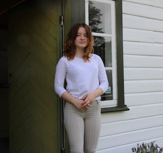 Dette er første sommarjobben for Anna Sørheim Reiso (14), som får ro i sjela på Sæbøtunet.
Foto: Heidi Berakvam