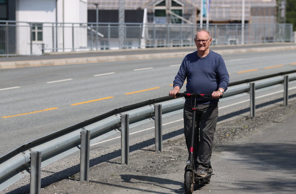 Stødig på to hjul. Henry Rønningen (90) har køyretøy av mange variantar. Elsparkesykkel er siste tilskot i parken.
Foto: Arne Frøkedal